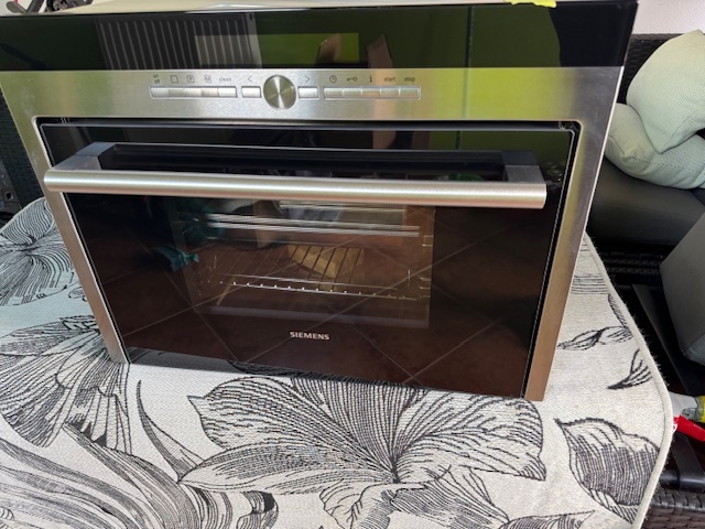 Prodám novou kombinovanou  parní troubu Siemens HB36D575 - 5