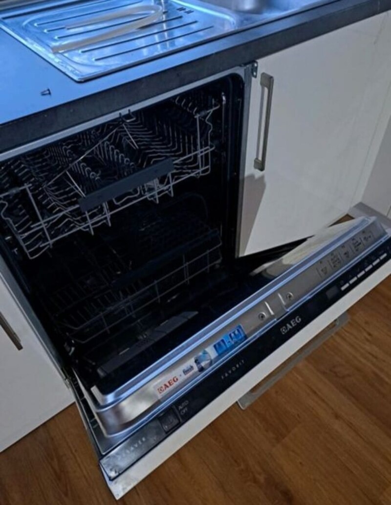 Kuchyně ve vysokém lesku se spotřebiči,5813 - 5