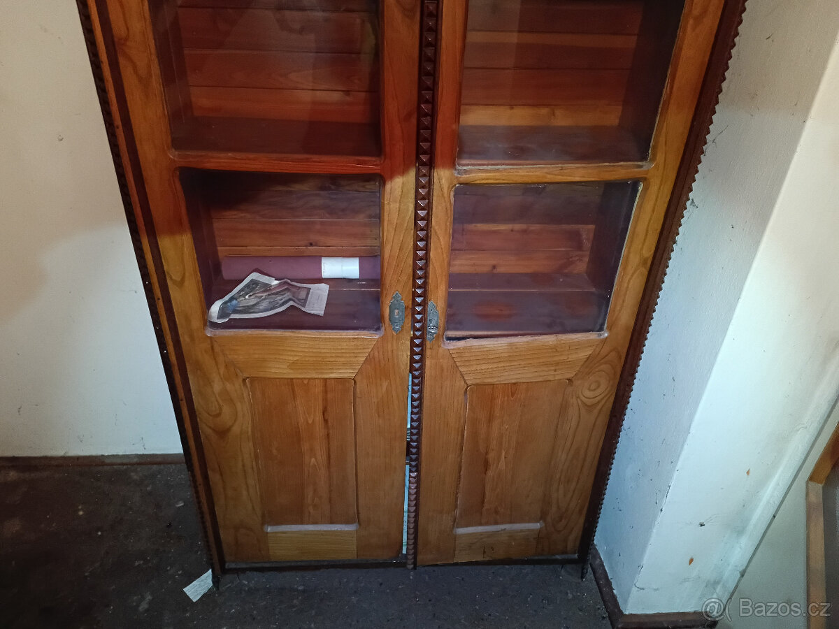 Starožitná skříň prosklená zdobená - 5