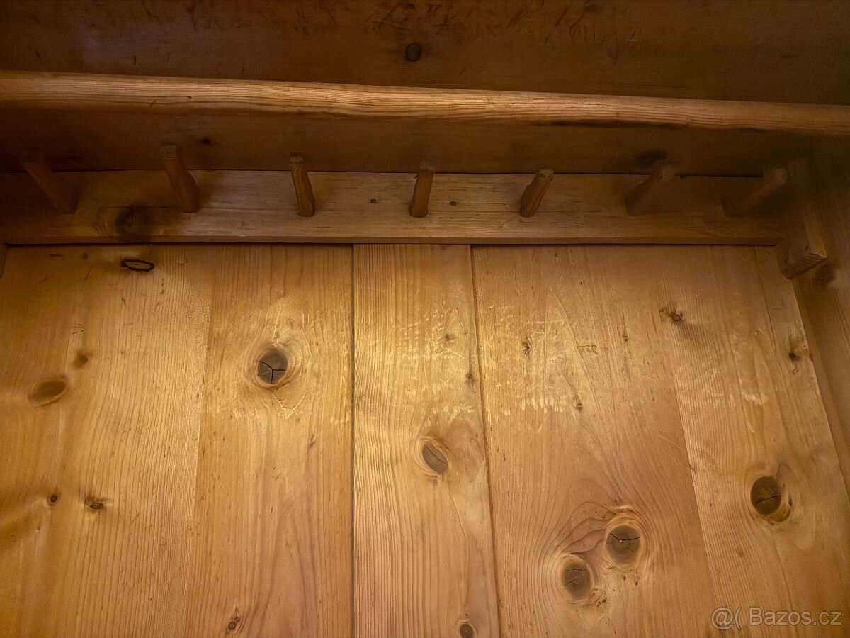 Starožitná šatní skříň - 5