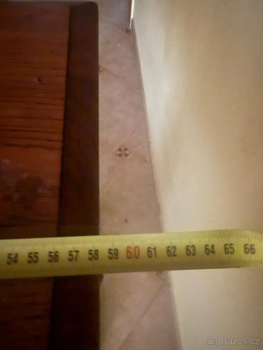 Starý dřevěný stolek s vyřezávanými nohami – masiv - 5