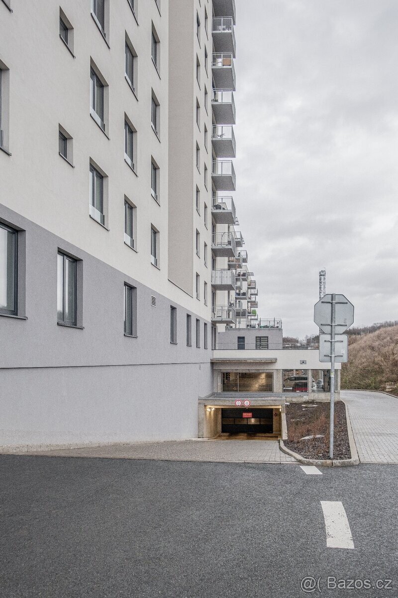 garážové stání Harfa P9 - 5