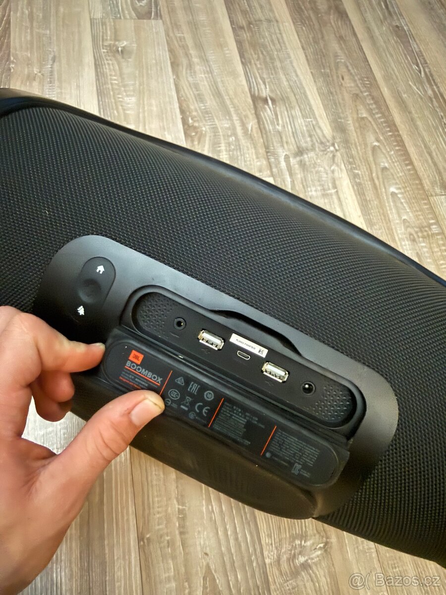 JBL boombox - 5