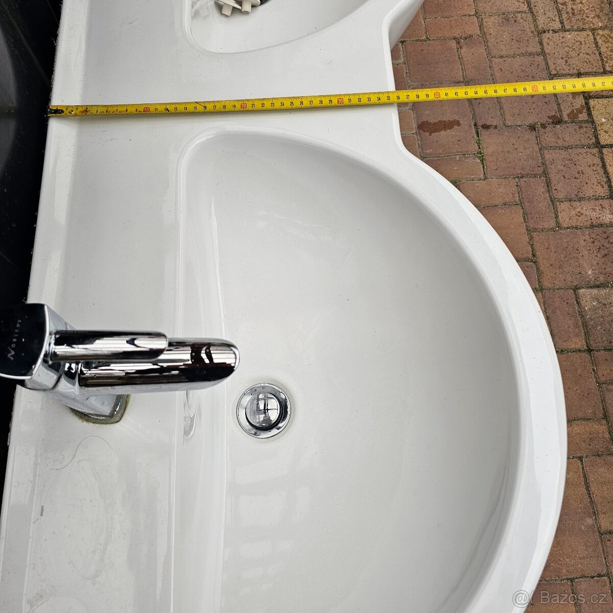 Dvě umyvadla se skříňkou - 5