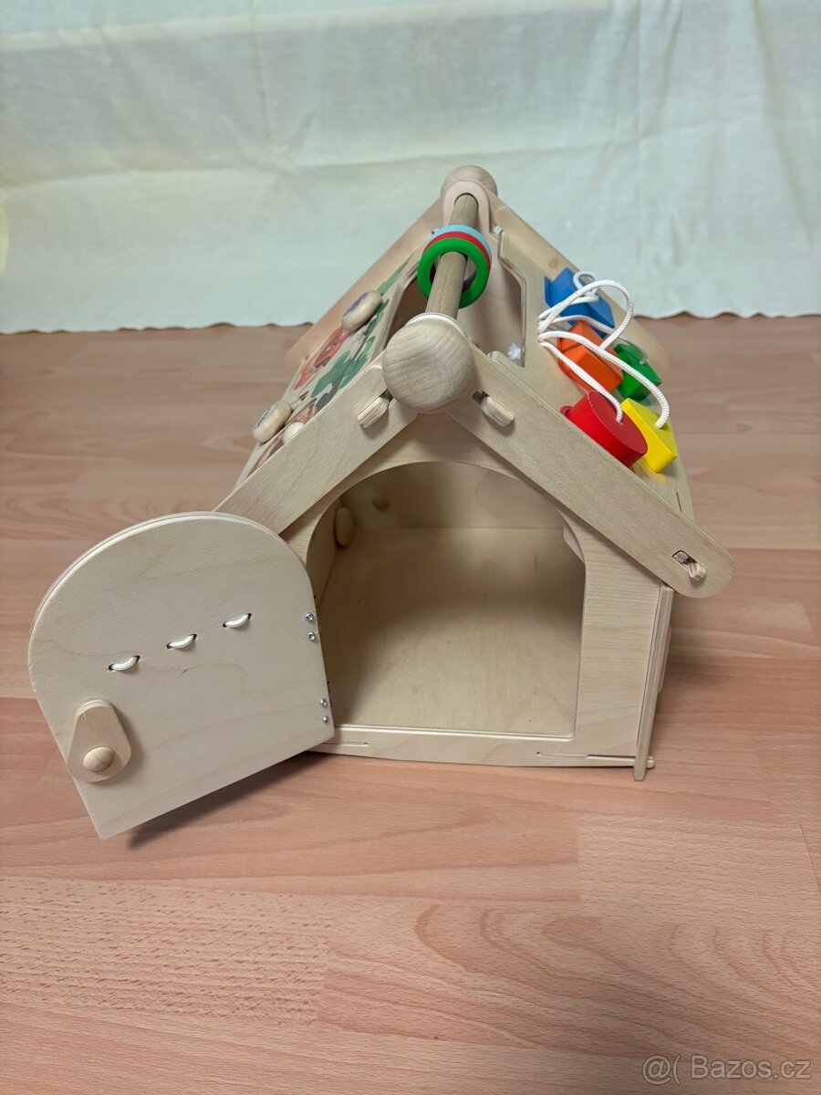Dřevěný domeček na procvičování motoriky . - 5