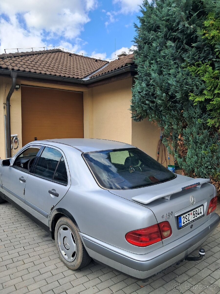 Mercedes E 220 D - 5