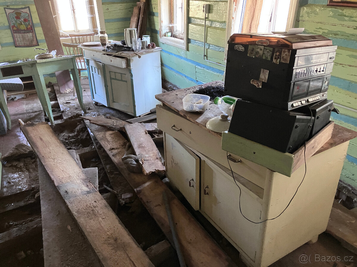 Starý nábytek z chalupy, kredenc, špajz, křesla, židle - 5