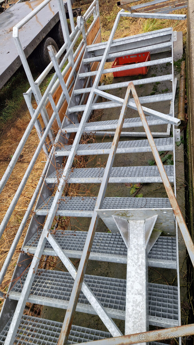 Ocelové pozinkované schodiště – 16 schodů, podesta, zábradlí - 5