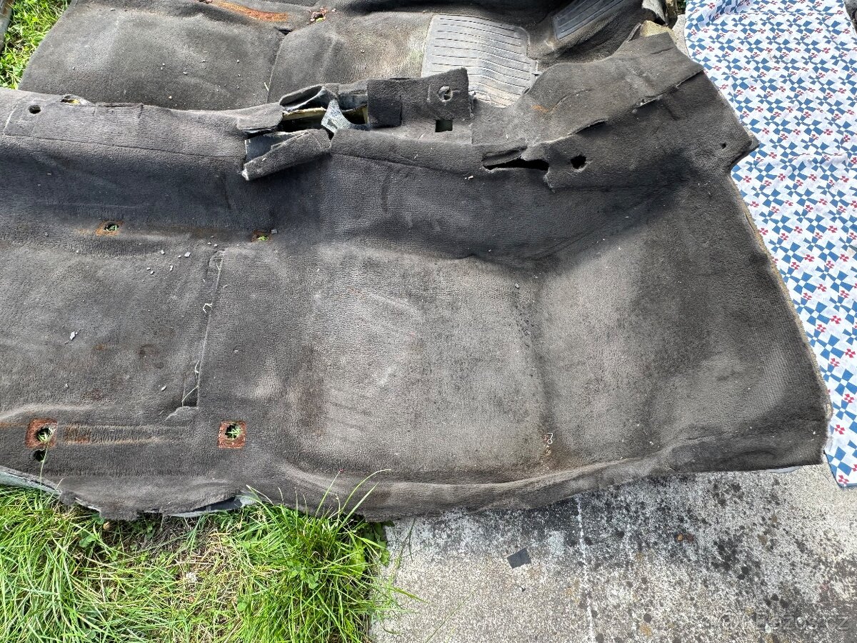 BMW E30 černý koberec 6vál - 5