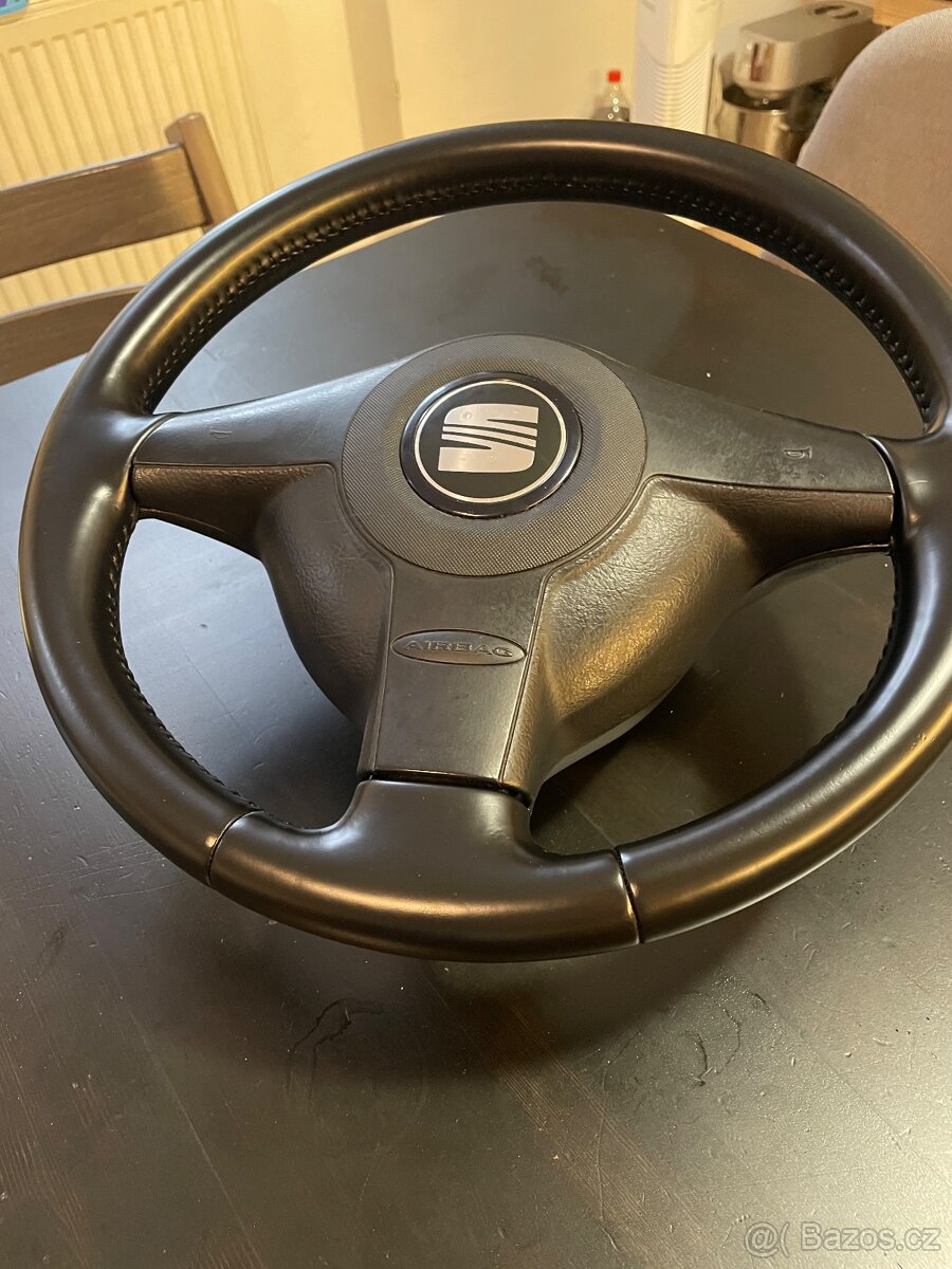 Tříramenný kožený volant SEAT - 5