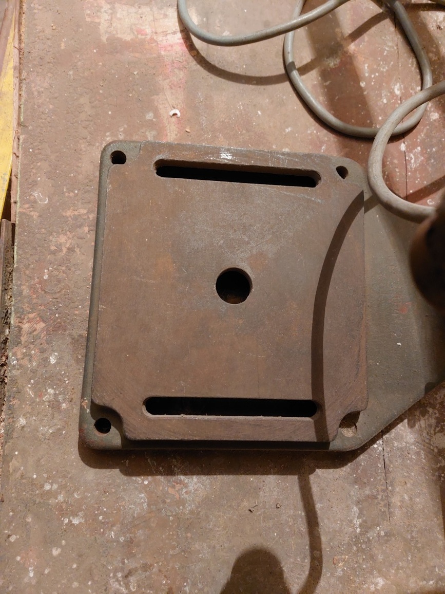 Stará kovová vrtačka na stojanu - 5