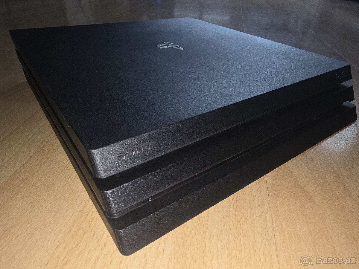 PS4 PRO 1TB + 2 Hry,2 ovladače,kamera a originál balení - 5