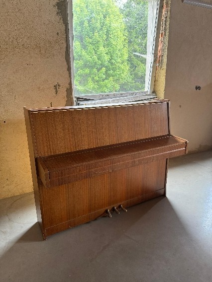 Starožitný nábytek a piano - 5