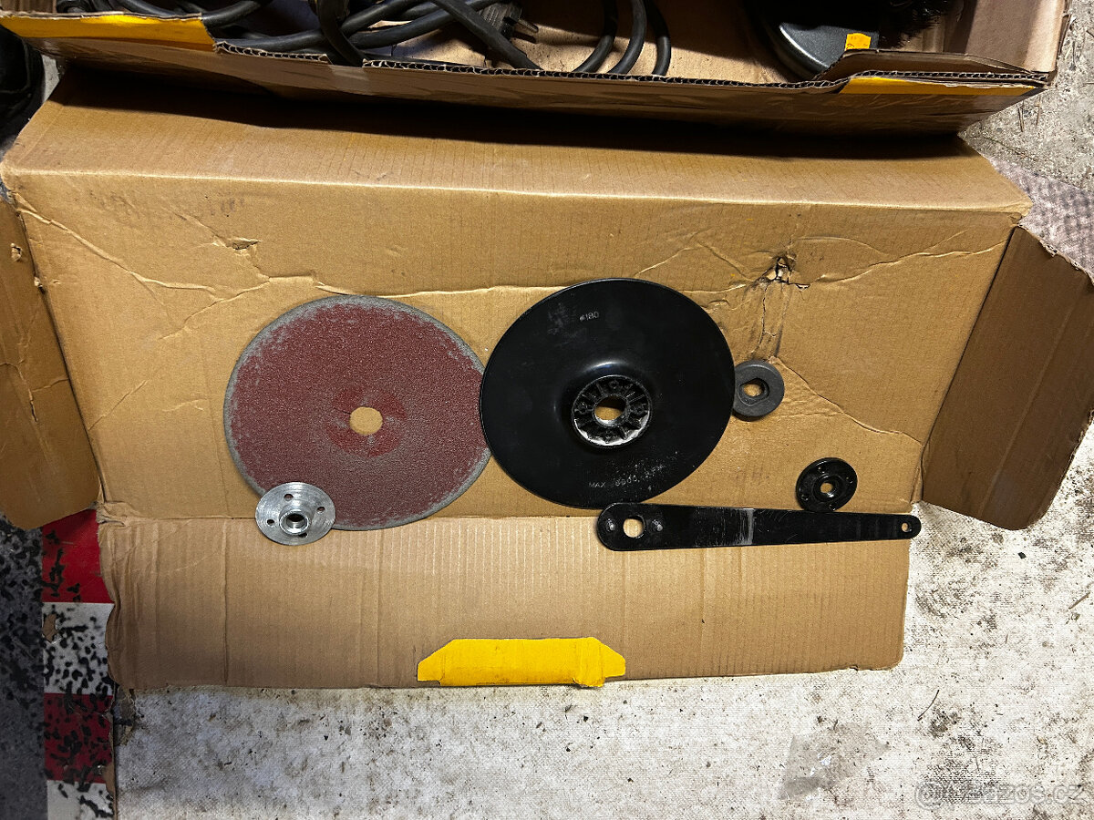 TÉMĚŘ NOVÁ Úhlová bruska 180mm DeWALT DWE4557 - 5