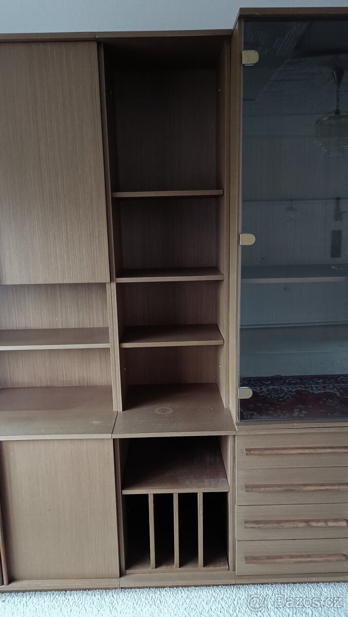 Prostorná obývací stěna v dekoru dřeva – retro/klasika - 5