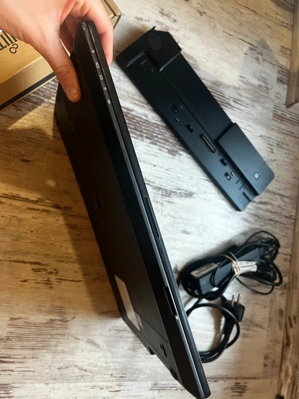 Fujitsu Lifebook U747, černý 14’ - 5