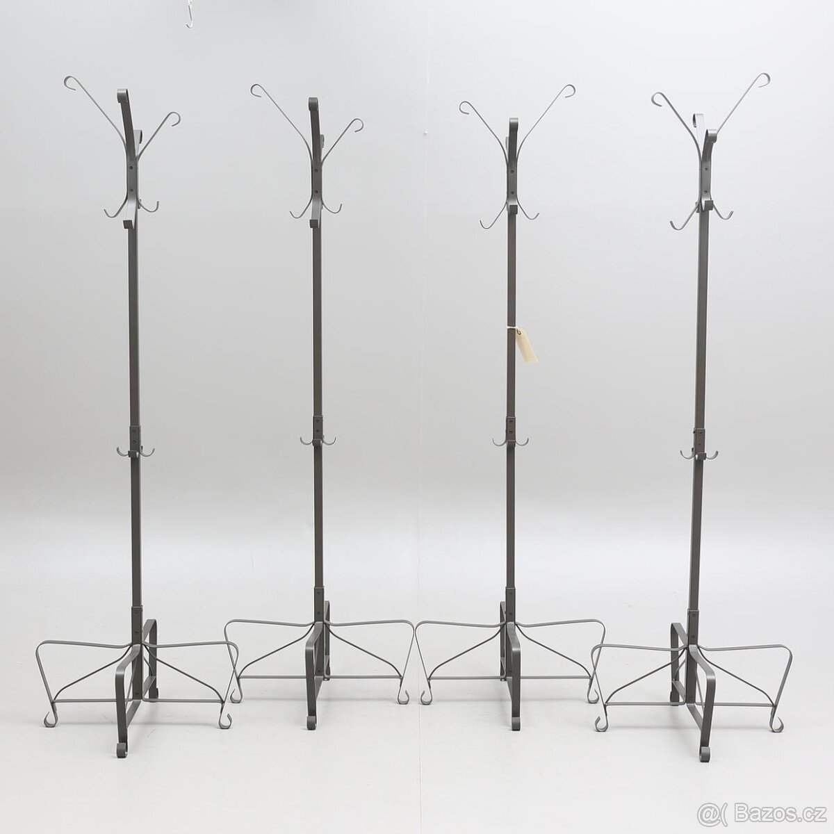 Klasický kovový věšák na kabáty - 5
