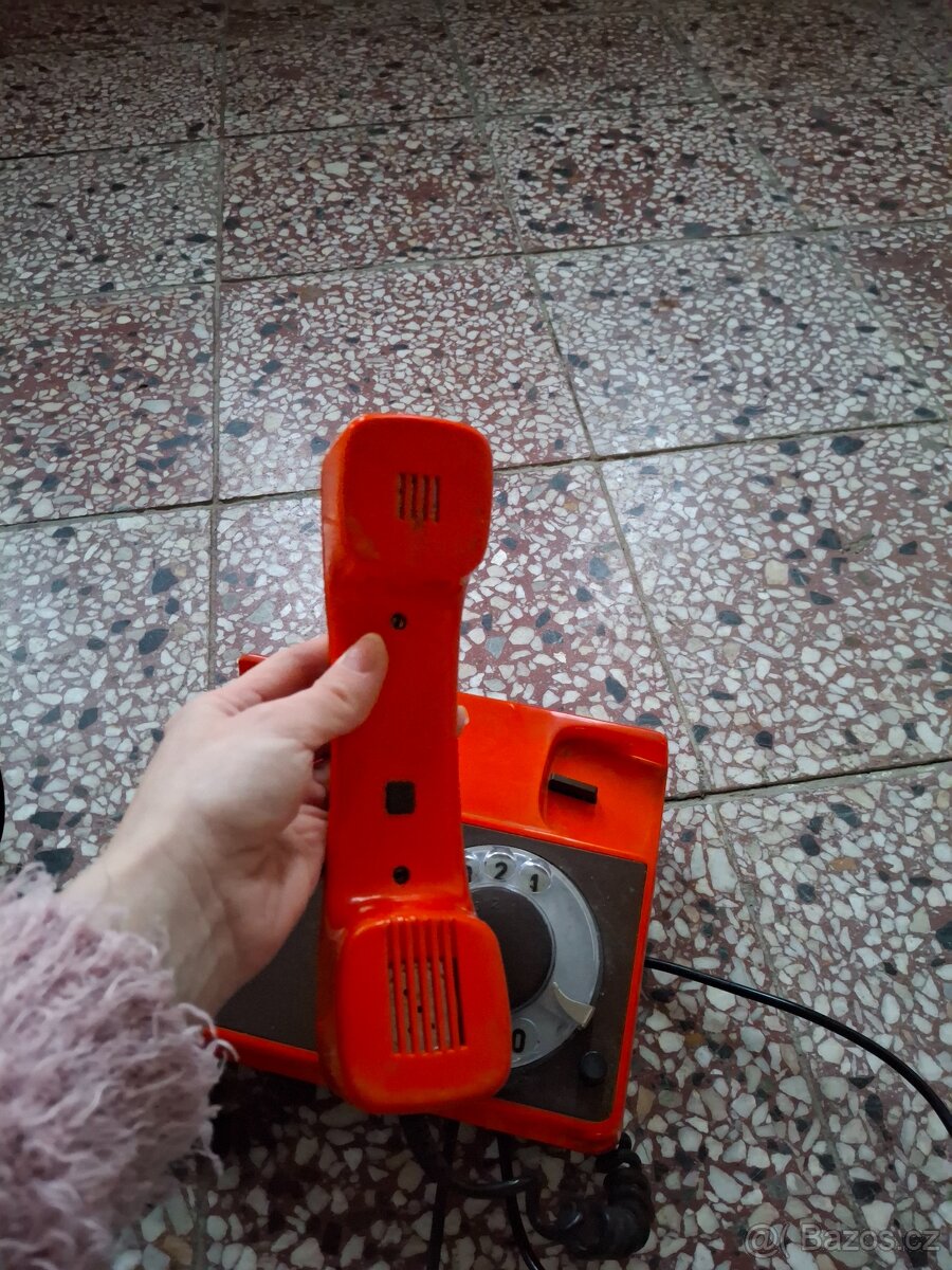 Staré telefony, červený, oranžový, černý - 5