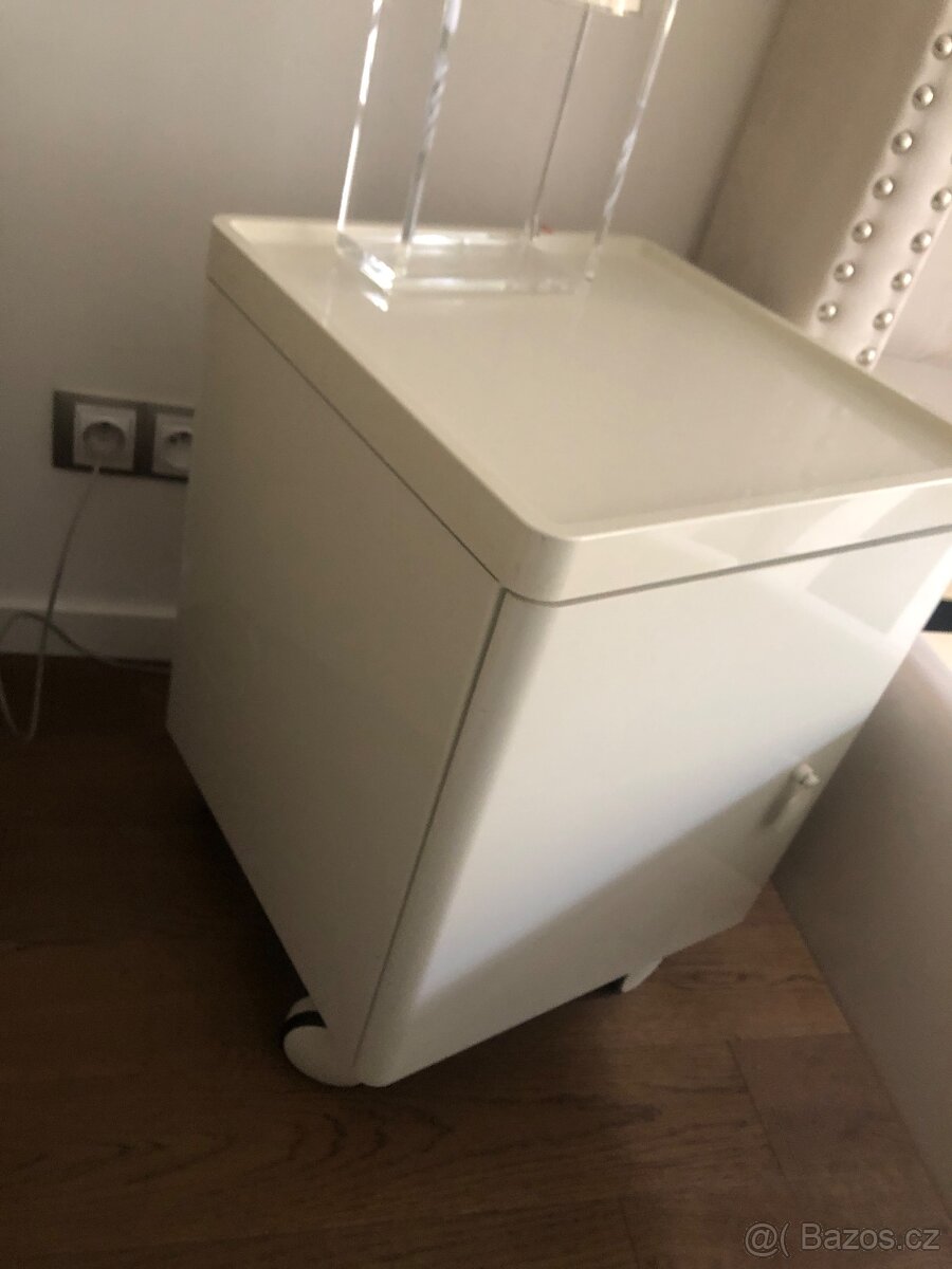 Velká komoda a dva noční stolky na kolečkách - 5