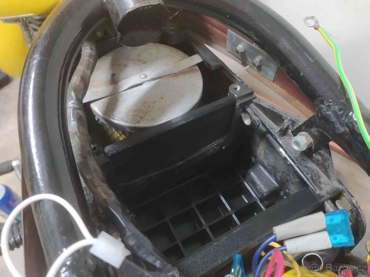 ČZ 125/488 (175/487) - záslepka filtr box baterka - 5