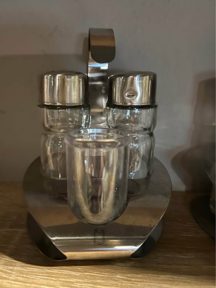 Sklenice a jiné sklo z restaurace - 5