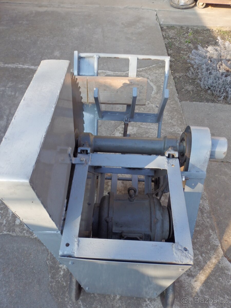 Stará cirkulárka s historickým elektro motorem Wikov - 5