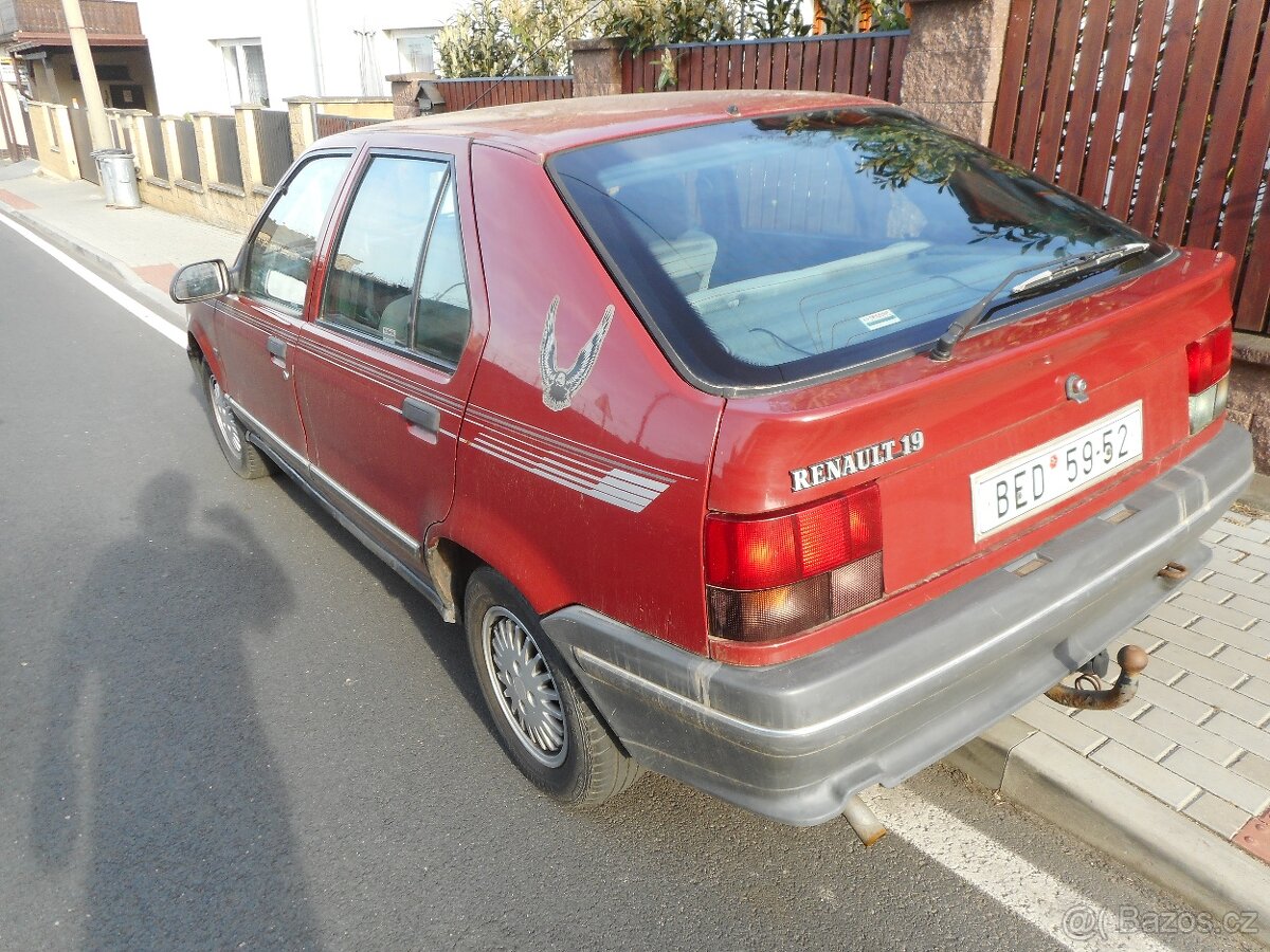 Renault 19 I tmavě červená barva - 5