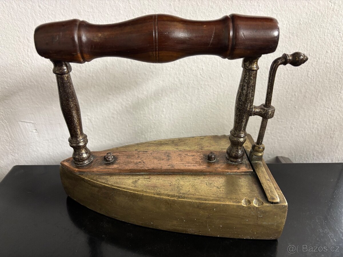 Mosazná žehlička Biedermeier - 5