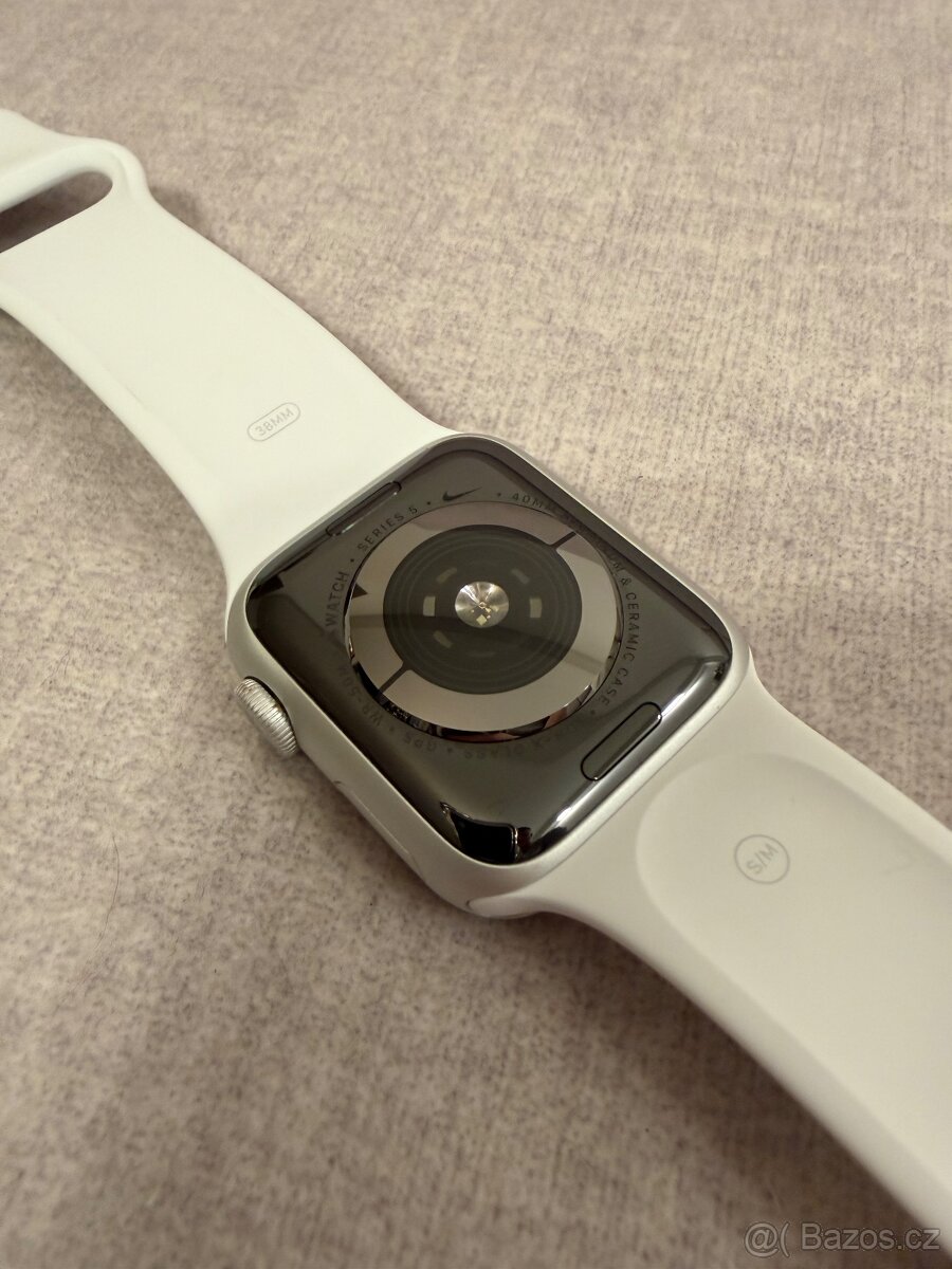 Apple Watch Series 5 Nike 40mm - TOP stav, baterie 100 % - 5