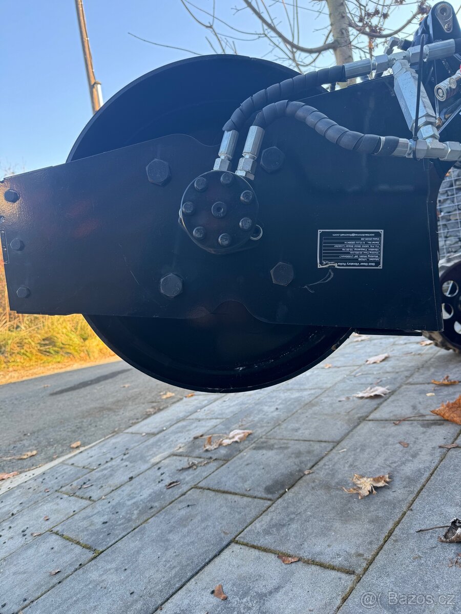 Vibrační válec hladký pro mininakladač - 5