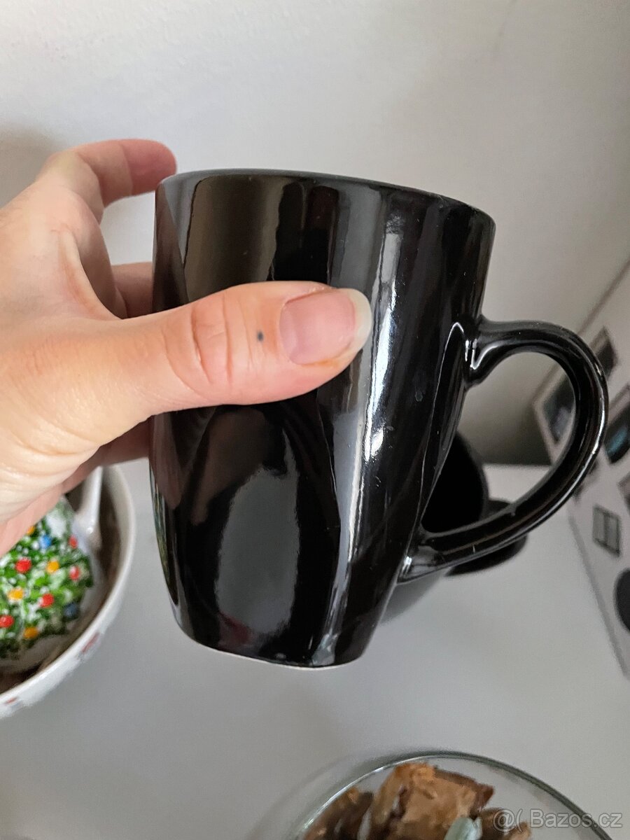 Uklid kumbalu: hrnky,misky,dekorace - 5