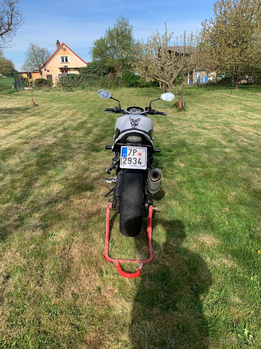Suzuki GSR 750 - 5