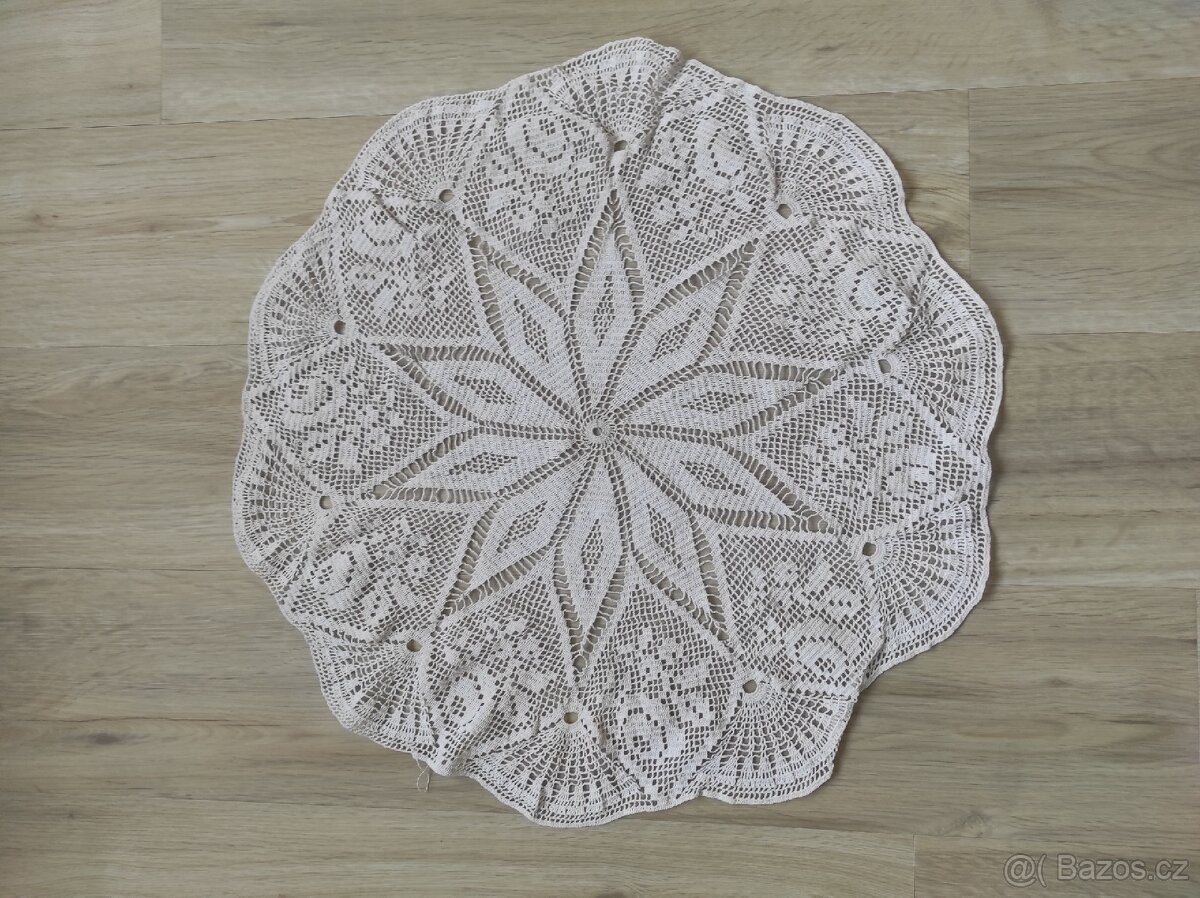 Starožitné ručně vyšívané dečky, broušená mísa, vějíř - 5