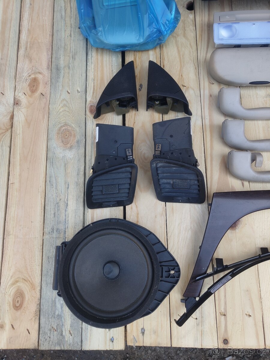 Insignia A - díly interiéru - madla, clony... - 5