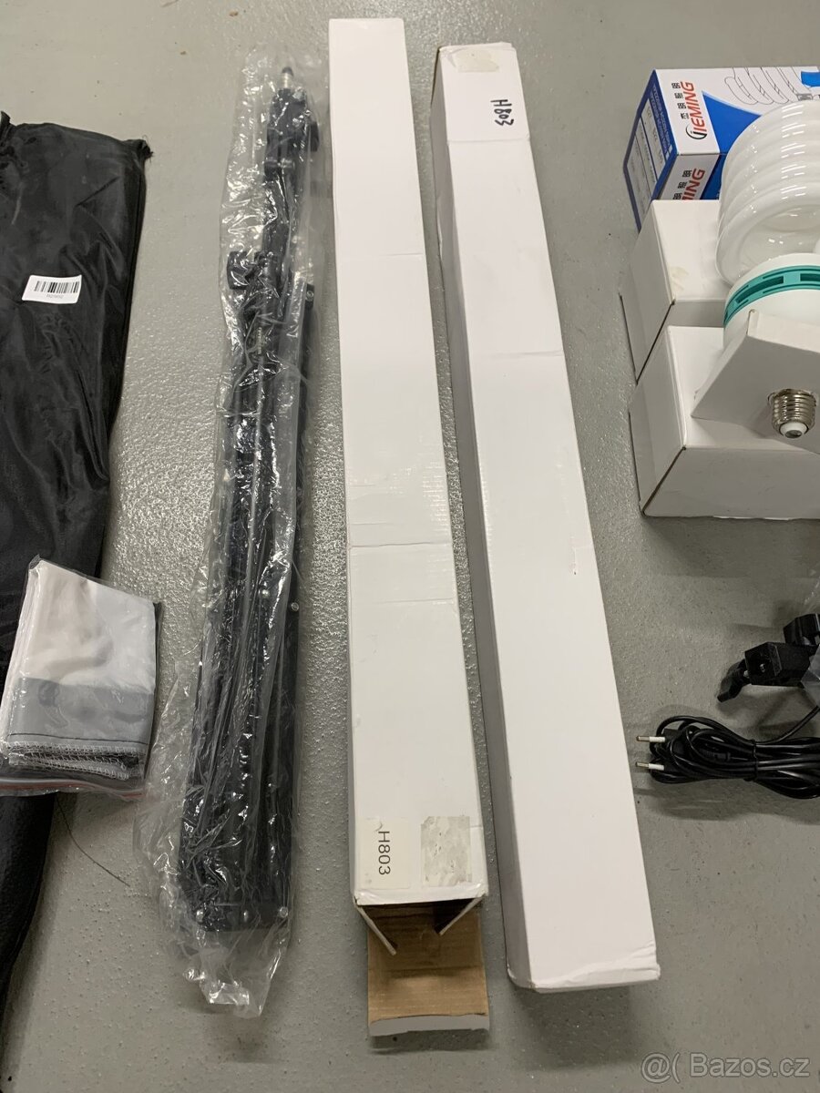 Stativy, držáky na E27, zářivky, odrazný deštník - 5