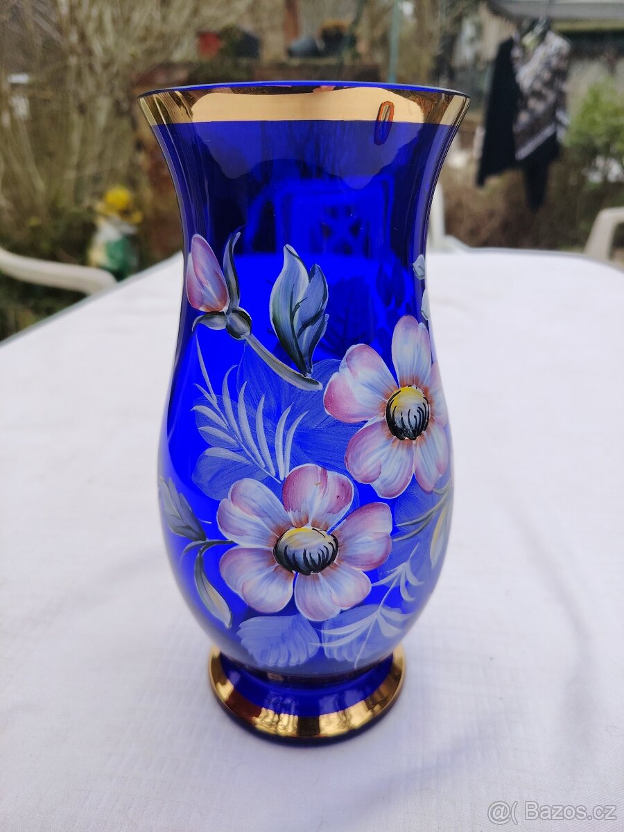Modrá skleněná váza s bílo-béžovými květy - 5