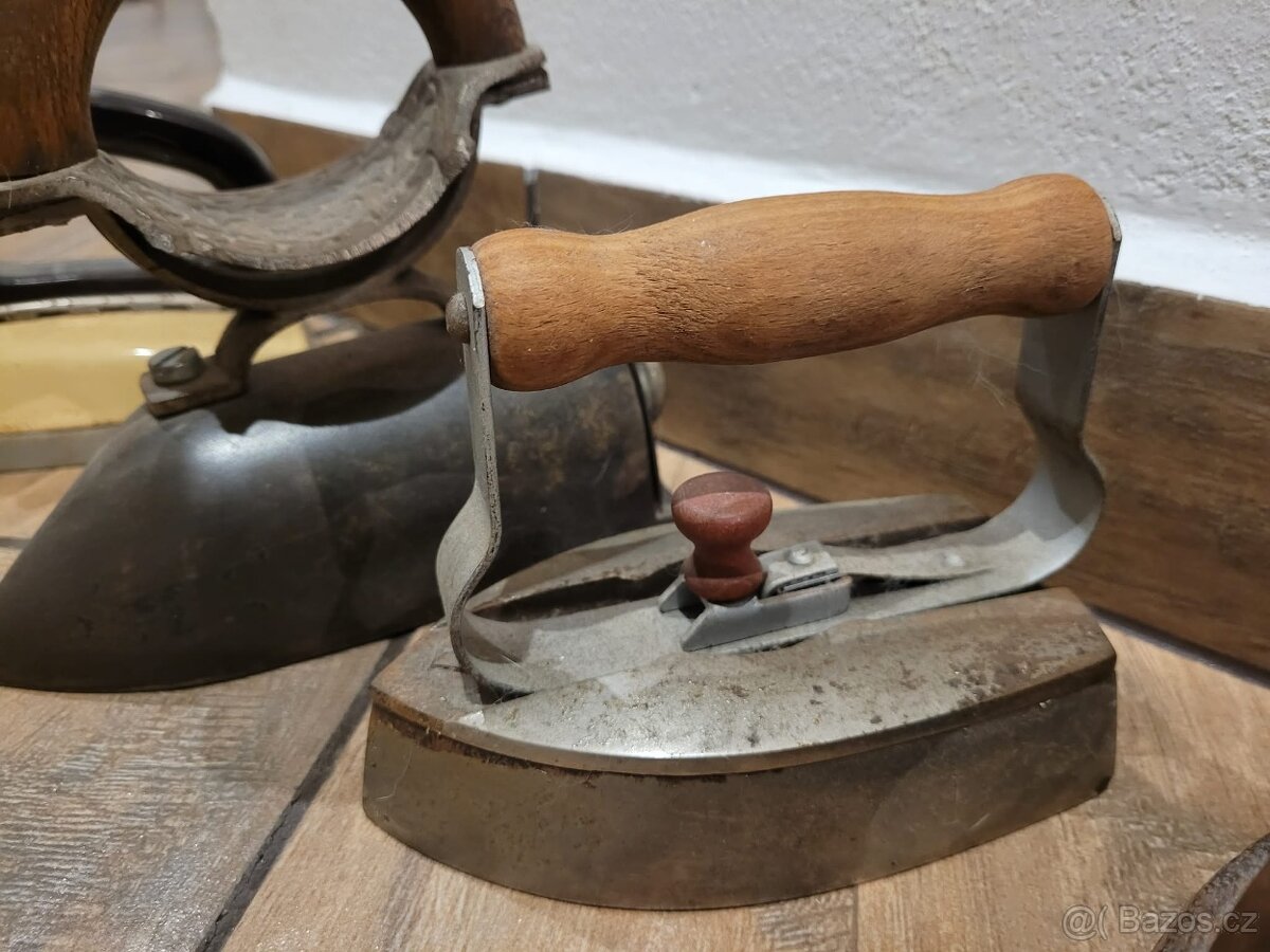 Staré žehličky a dózy - 5