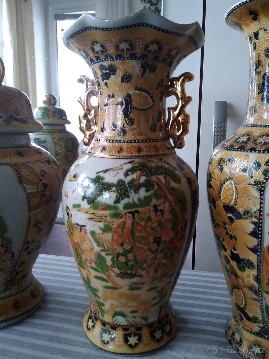Dekorativní keramika, vázy a různé zdobené nádoby. - 5