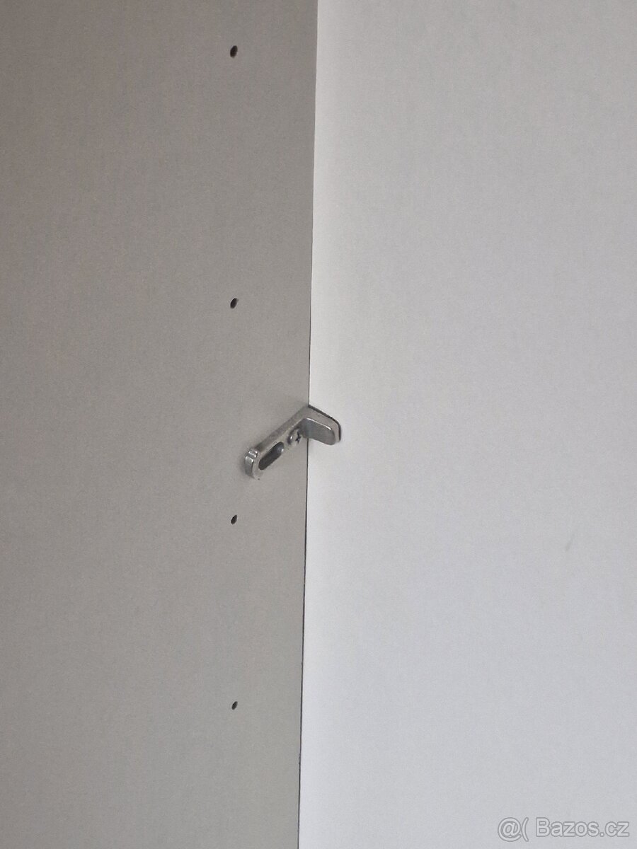 Dřevěná skříň - 5