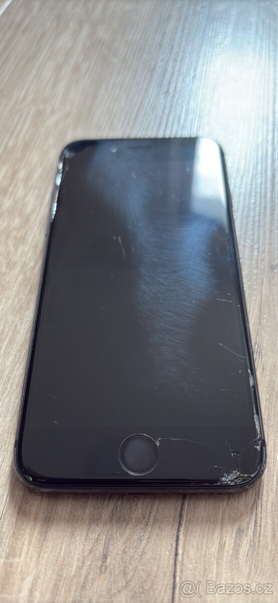 Poškozený iPhone 8 - 5