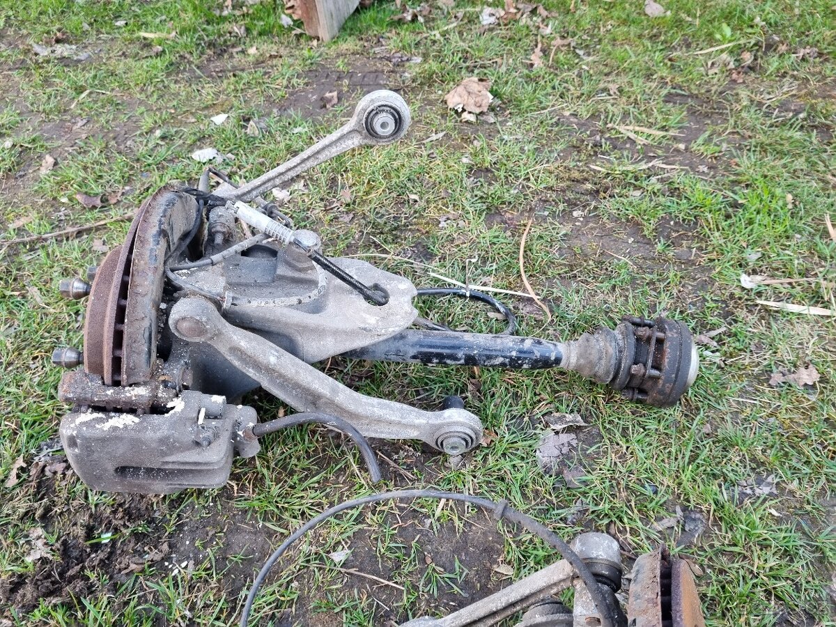 BMW E39 zadní náprava, těhlice, brzdič, poloosa - 5