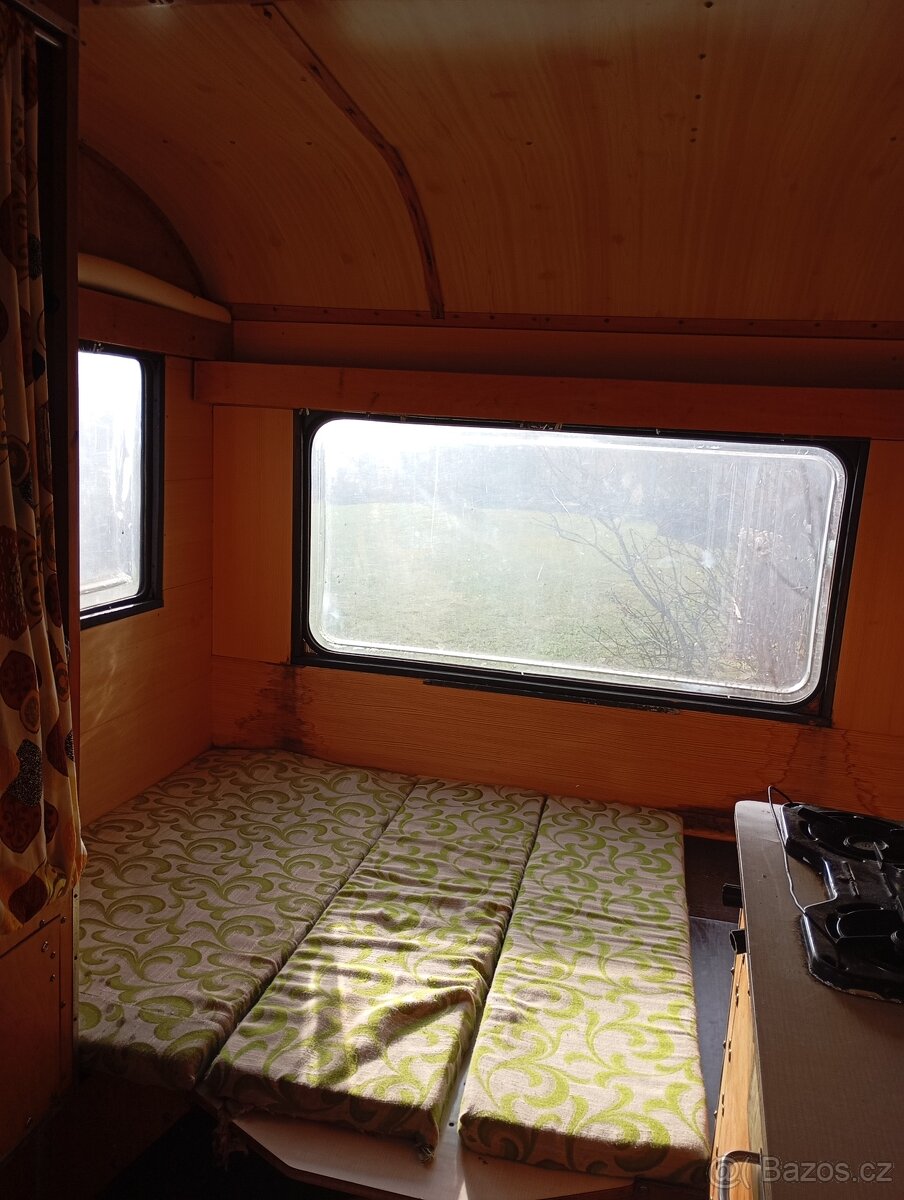Karavan, obytný přívěs s papírama. - 5