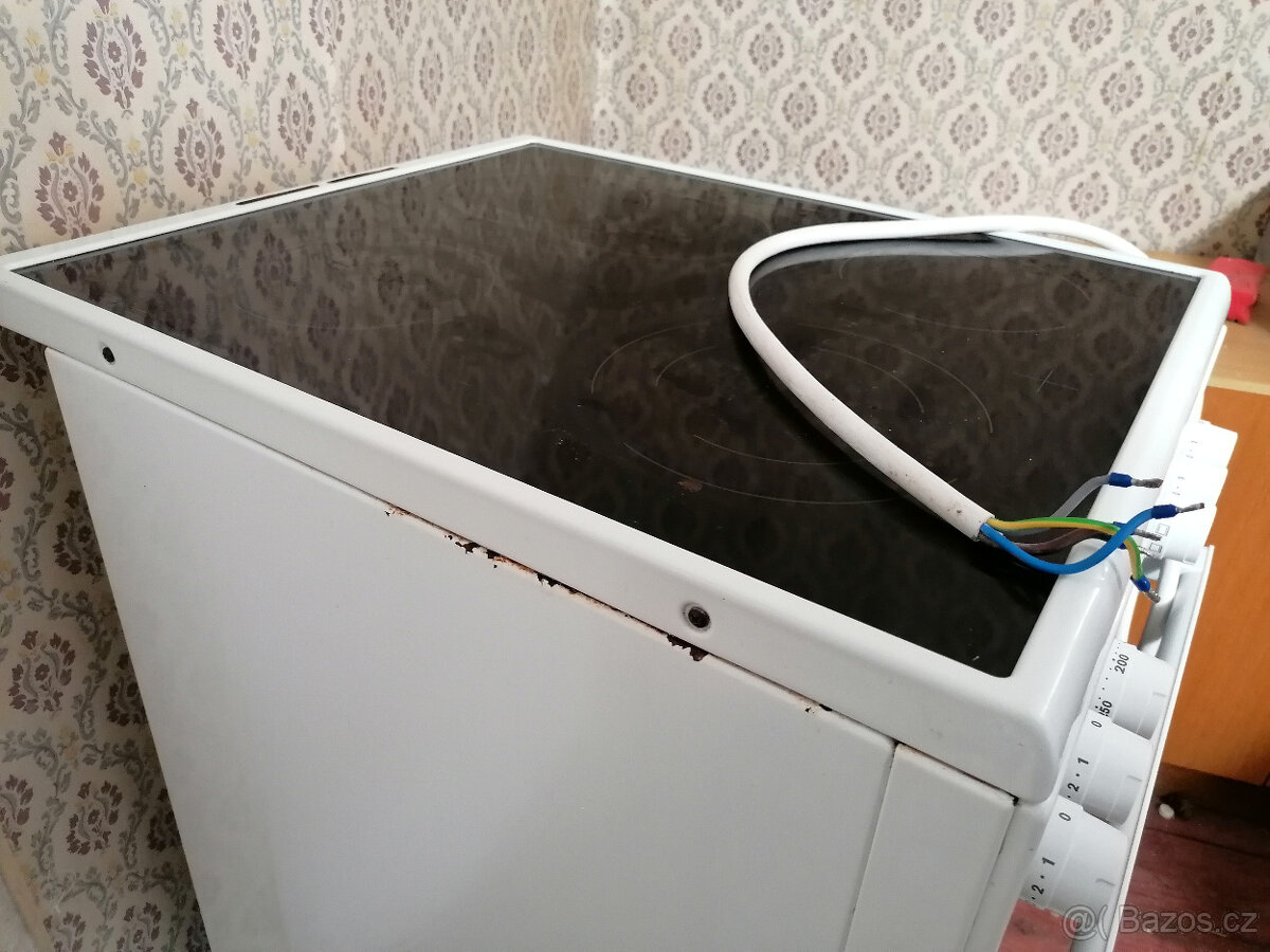 Sklokeramický sporák Electrolux EKC54552OK bílý - 5