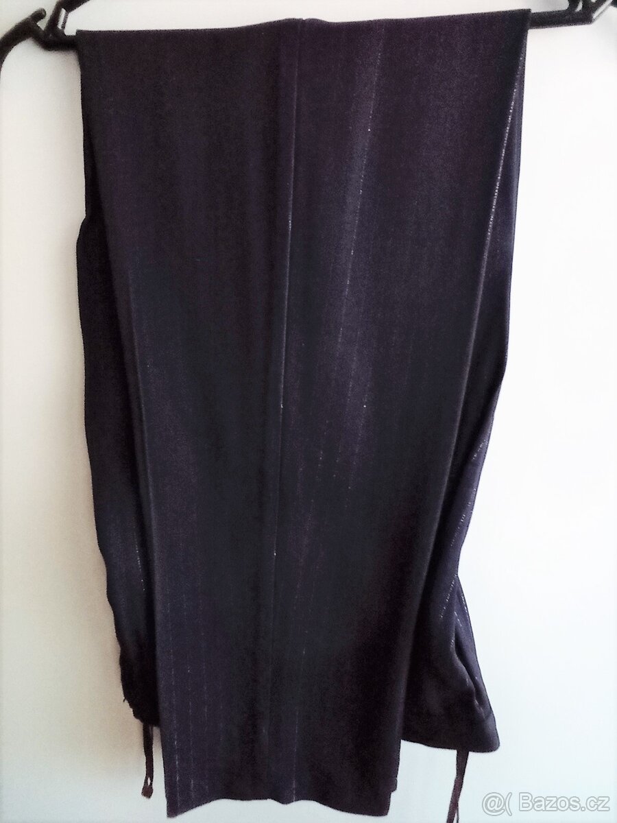 Společenský kalhotový modrý kostým se stříbrnou nitkou - 5