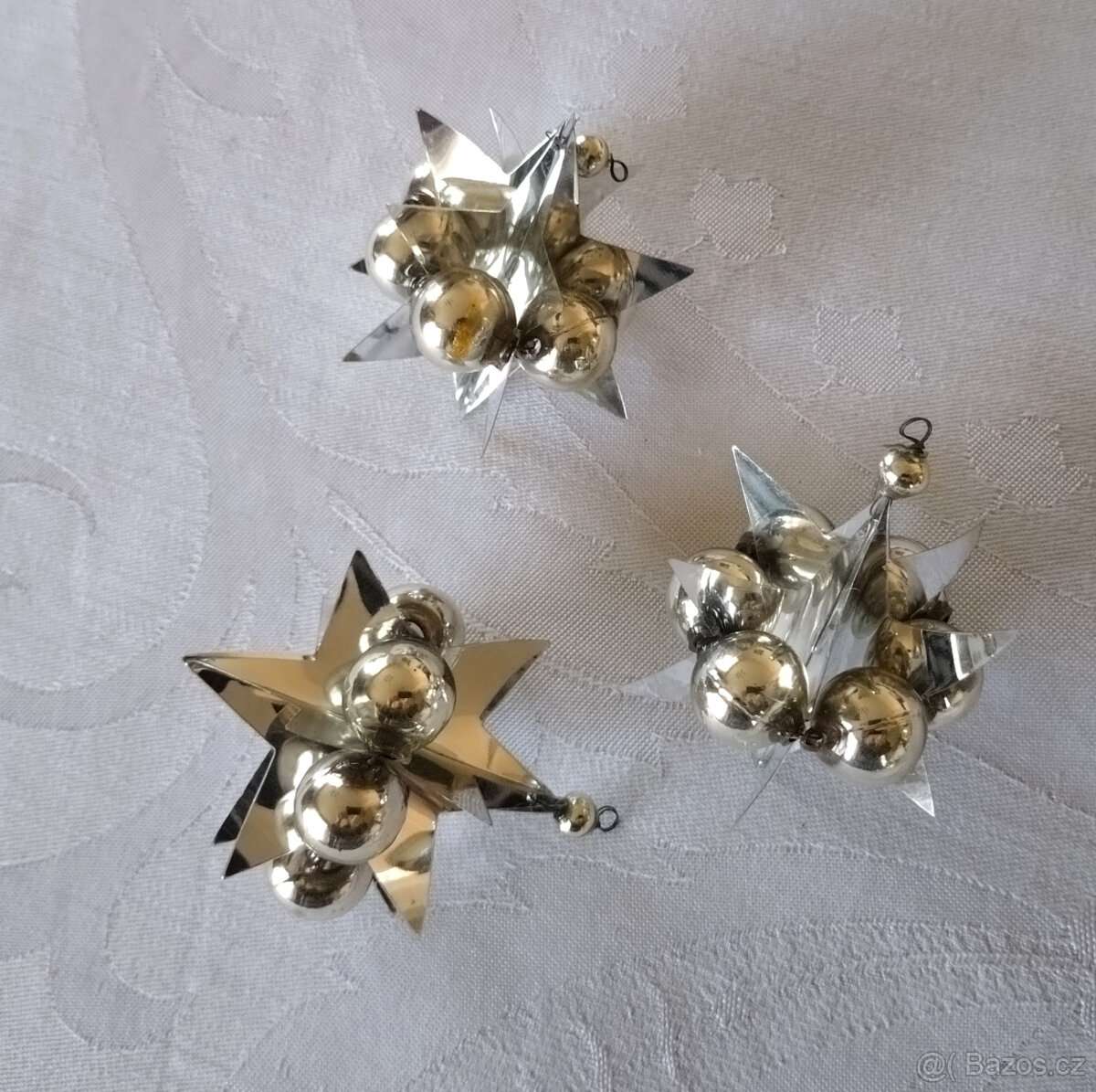 tři stříbrné vánoční ozdoby a andělíček - 5