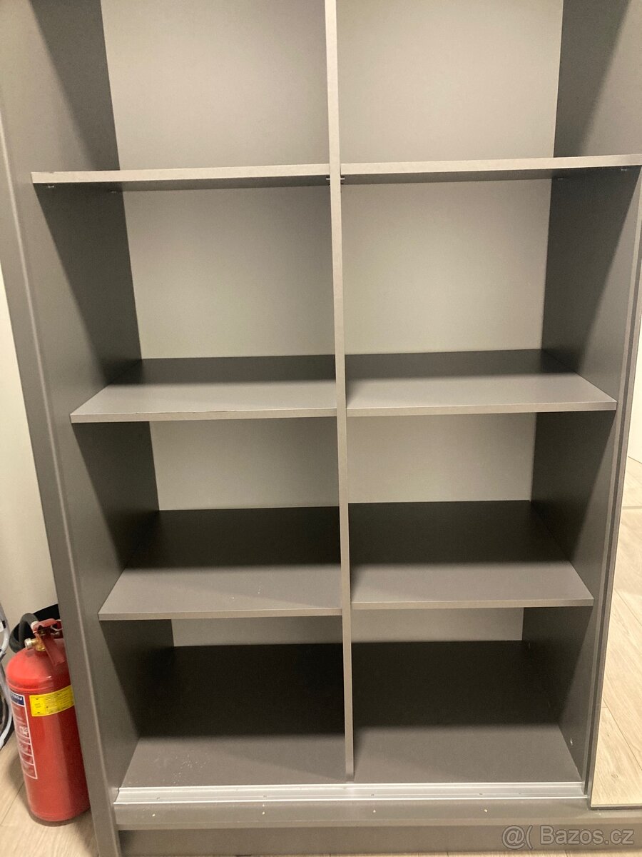 Šatní skříň - použitá - 5