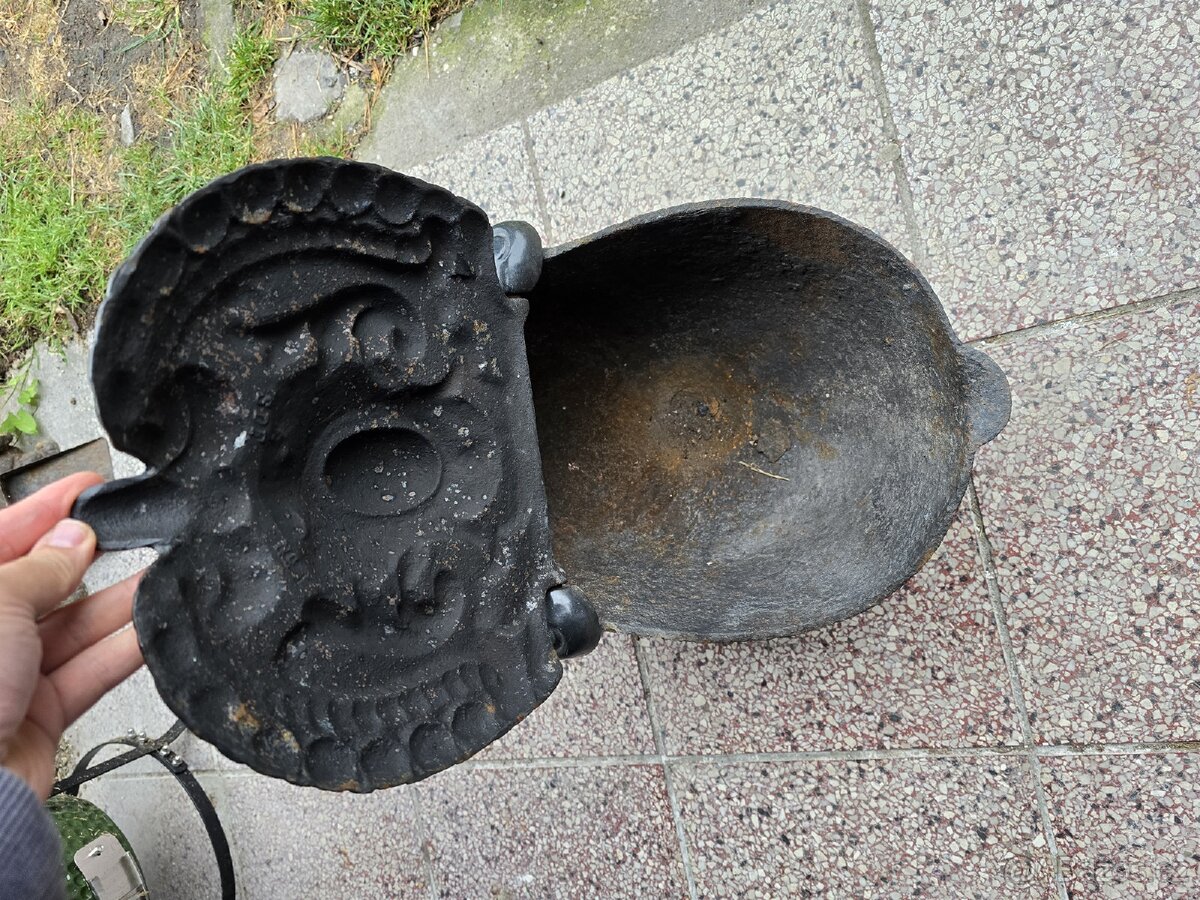 KRASNY STARY LITINOVÝ UHLÁK S LOPATKOU - 5