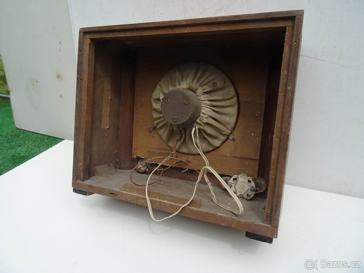 Reproduktor v dřevěné skřínce . - 5