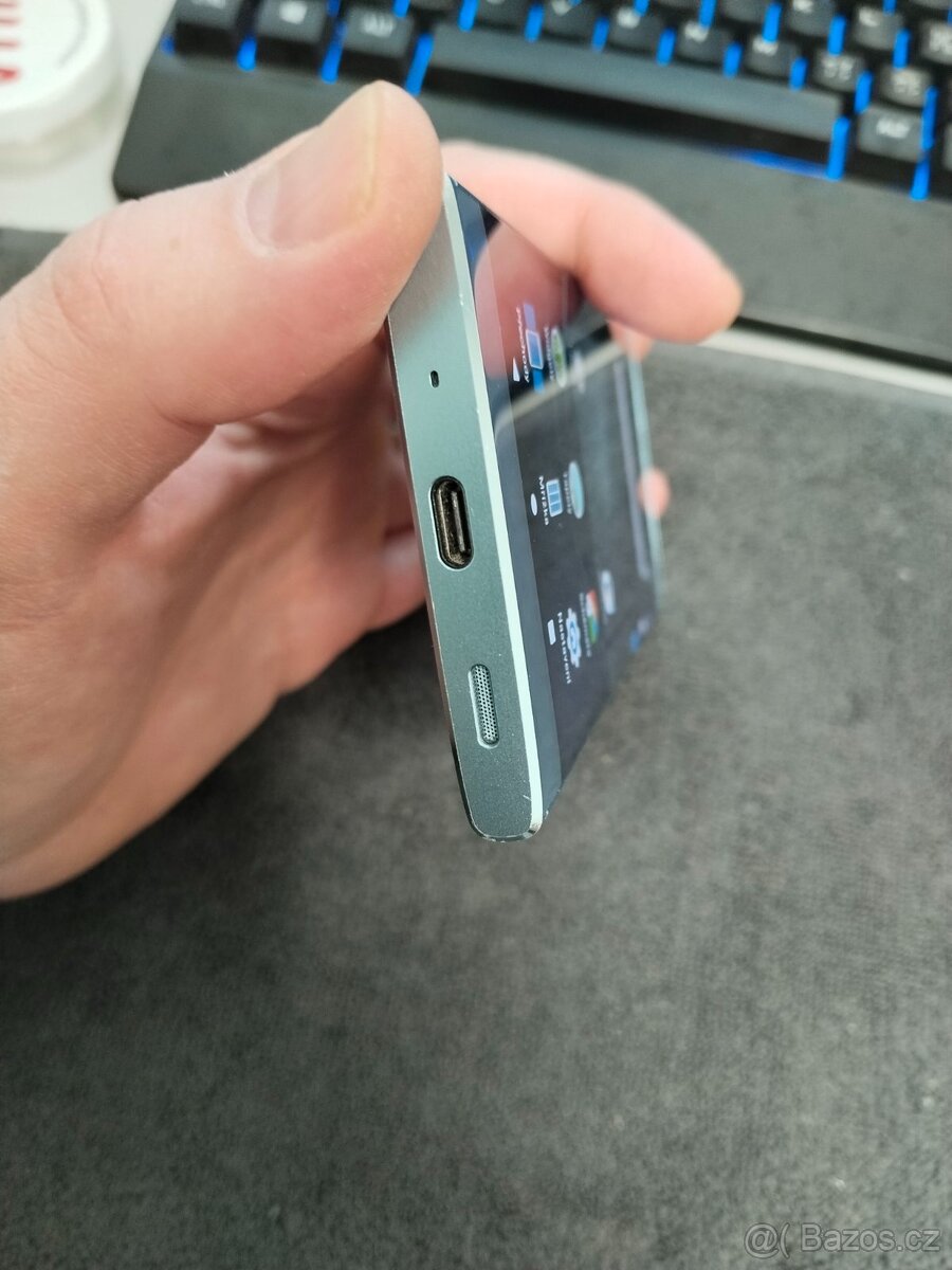 Sony XA 2 - 5