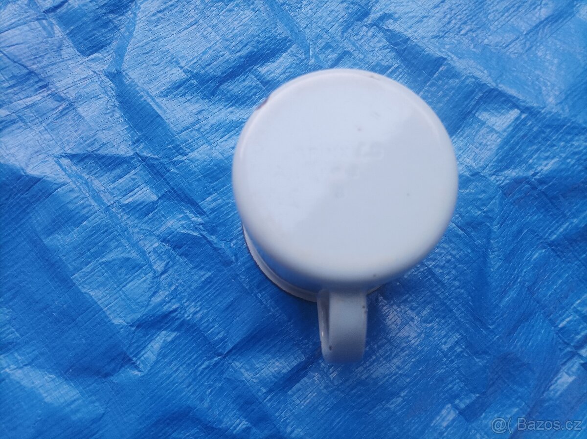 Smaltovaný světle modrý hrnek, průměr 8 cm - 5